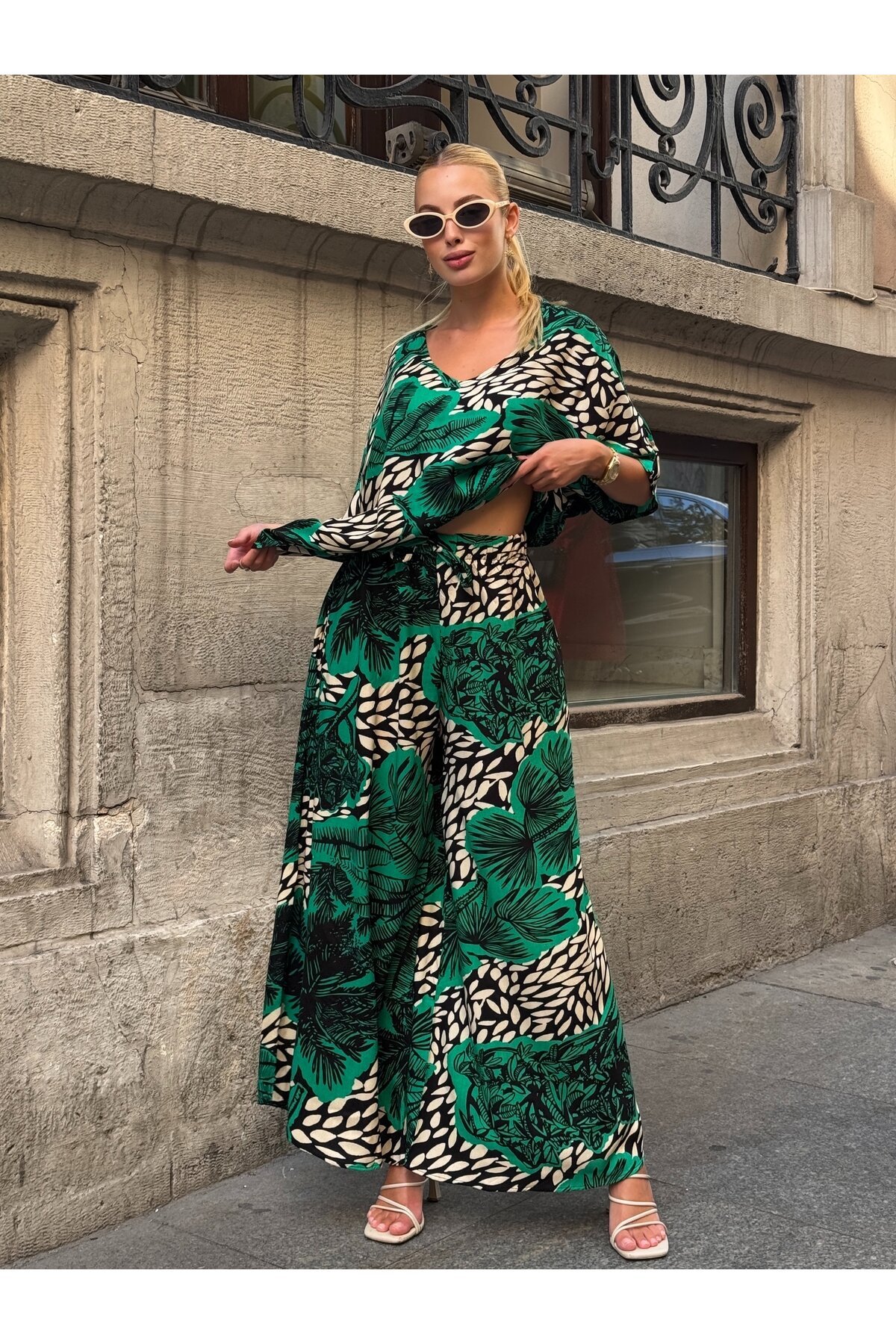 V205 Zümrüt Yeşil Floral Desen Kısa Kol Bluz Pantolon Takım