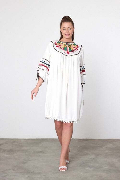 1001 Beyaz Otantik Nakışlı Ponpon Detaylı Viskon Elbise