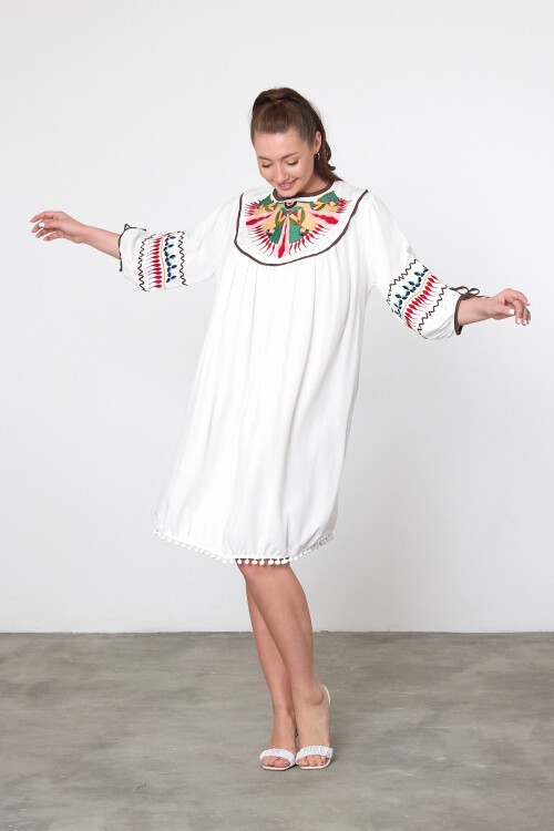 1001 Beyaz Otantik Nakışlı Ponpon Detaylı Viskon Elbise