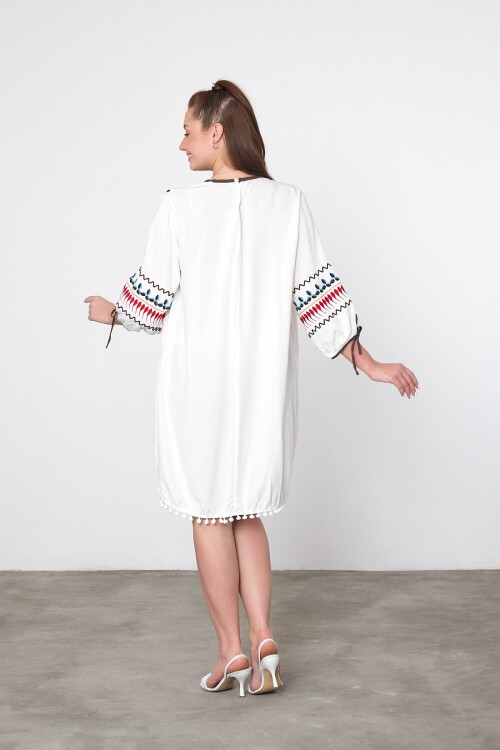 1001 Beyaz Otantik Nakışlı Ponpon Detaylı Viskon Elbise