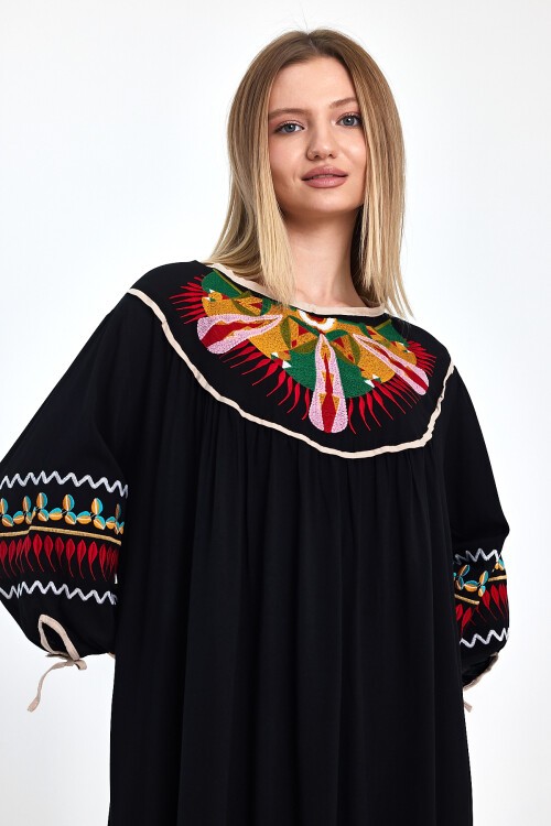 1001 Siyah Otantik Nakışlı Ponpon Detaylı Viskon Elbise