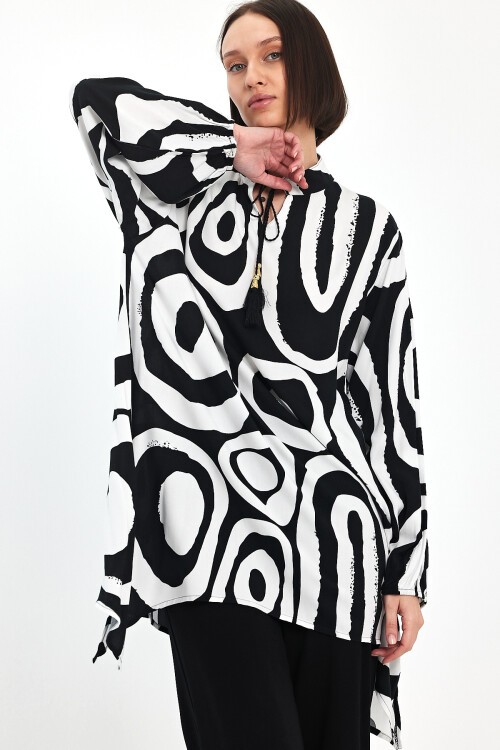 1017 Siyah Beyaz Mavi Desenli Hakim Yaka Viskon Takım