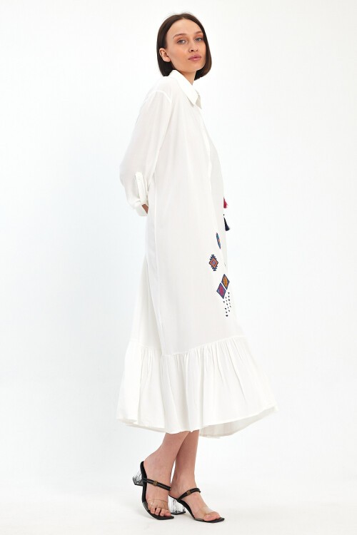 1022 Beyaz Renkli Nakış Detaylı Viskon Gömlek Elbise