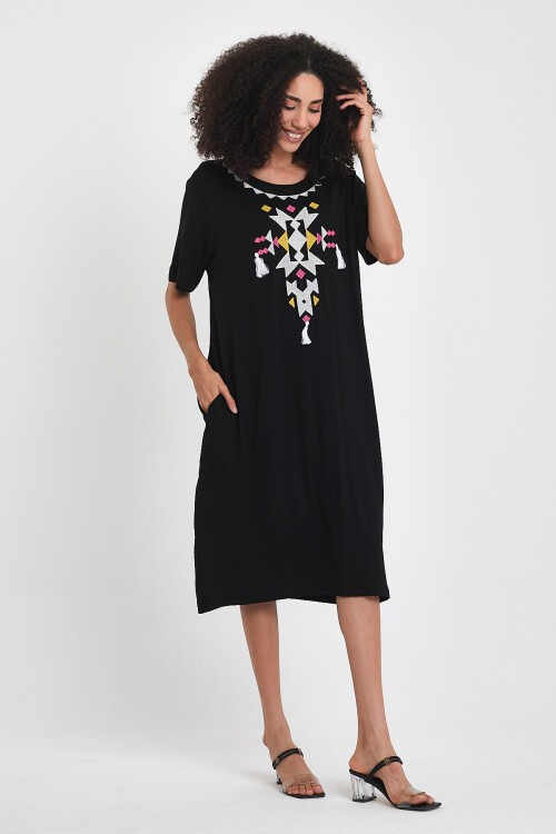 1025 Siyah Beyaz Etnik Nakışlı Penye Viskon Elbise