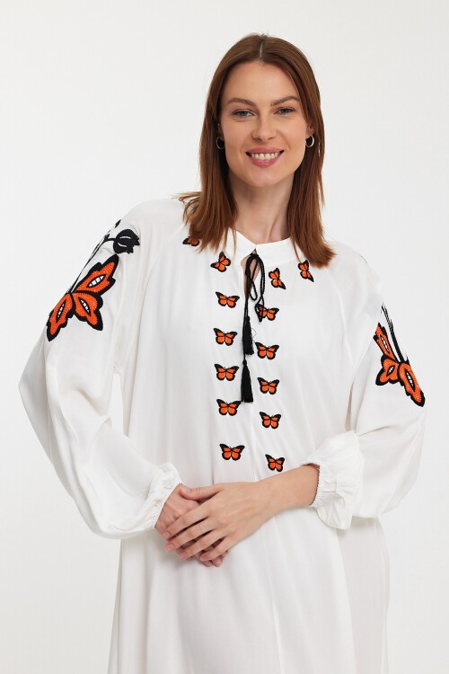 1026 Beyaz Kelebek Nakışlı Hakim Yaka Viskon Elbise