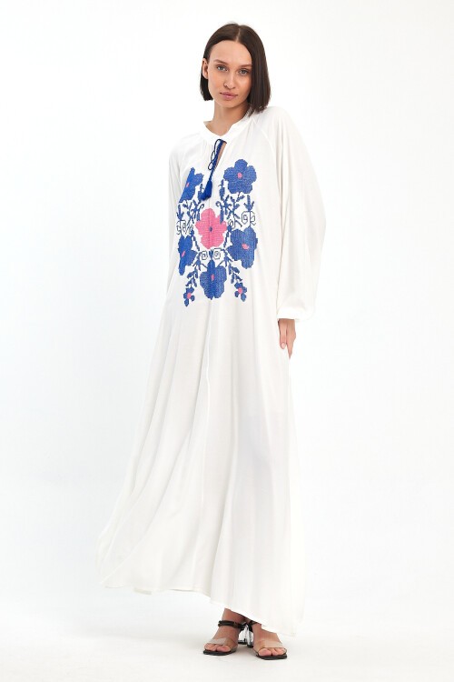 1036 Kadın Yaka Bağcıklı Çiçek Nakış Detaylı Balon Kol Uzun Elbise