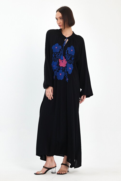 1036 Kadın Yaka Bağcıklı Çiçek Nakış Detaylı Balon Kol Uzun Elbise