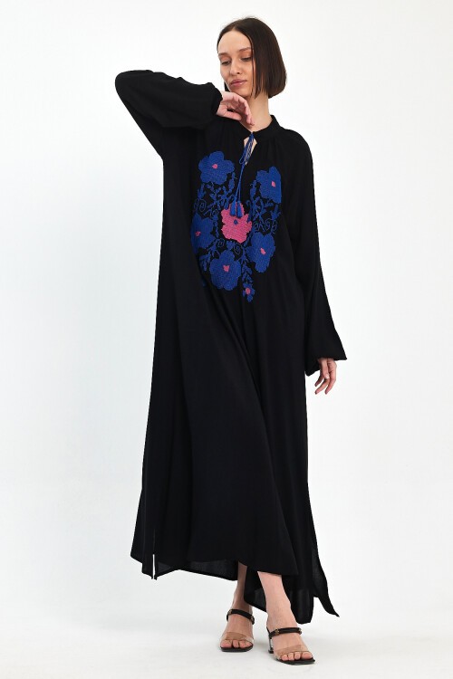 1036 Kadın Yaka Bağcıklı Çiçek Nakış Detaylı Balon Kol Uzun Elbise