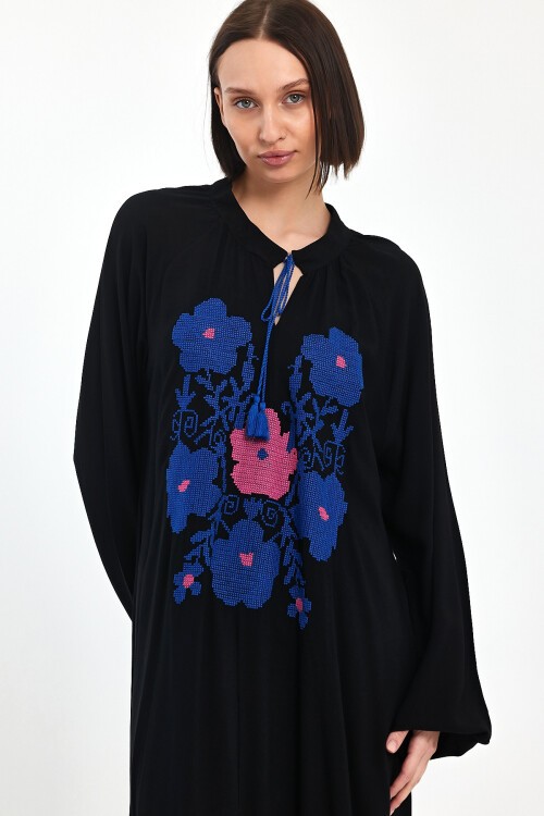 1036 Kadın Yaka Bağcıklı Çiçek Nakış Detaylı Balon Kol Uzun Elbise