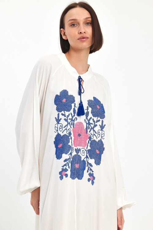 1036 Kadın Yaka Bağcıklı Çiçek Nakış Detaylı Balon Kol Uzun Elbise