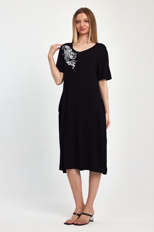 1040 Siyah Beyaz Nakış Detaylı Viskon Penye Elbise