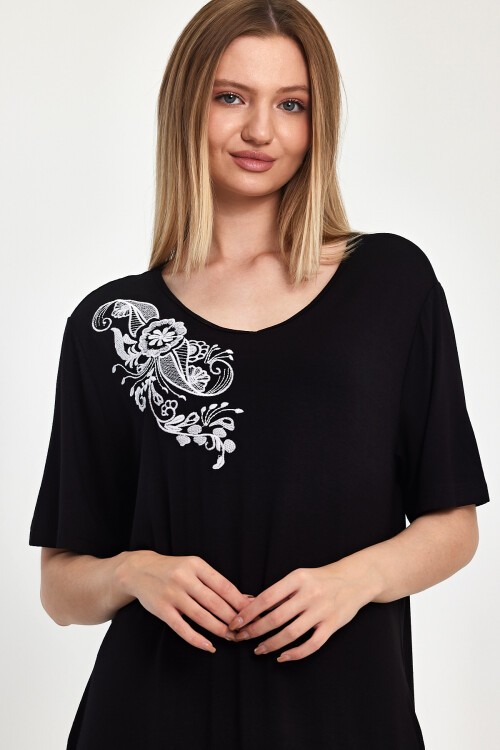 1040 Siyah Beyaz Nakış Detaylı Viskon Penye Elbise