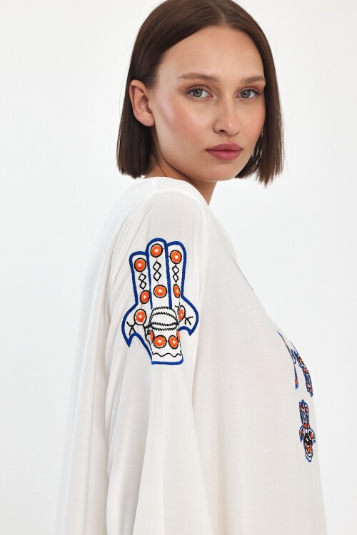 1044 Beyaz Kadın V Yaka Nakış Detaylı Balon Kol Uzun Viskon Elbise