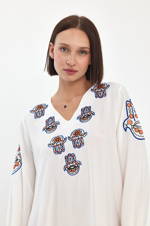 1044 Beyaz Kadın V Yaka Nakış Detaylı Balon Kol Uzun Viskon Elbise