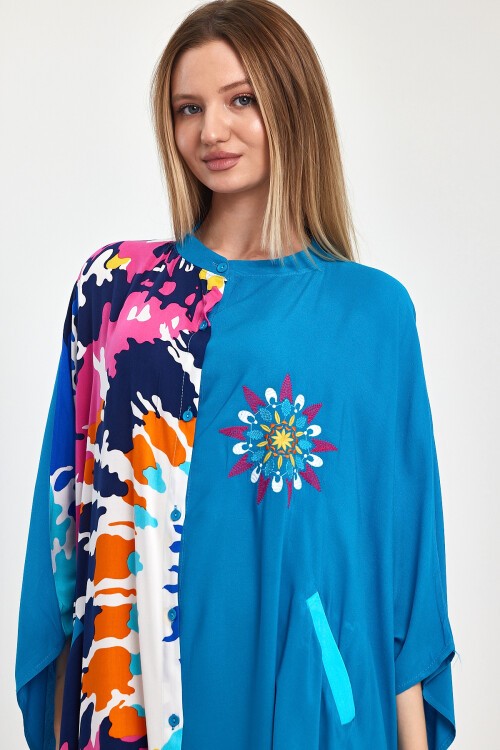 1076 Kadın Hakim Yaka Baskı Ve Nakış Detaylı Cepli Büyük Beden Gömlek Elbise