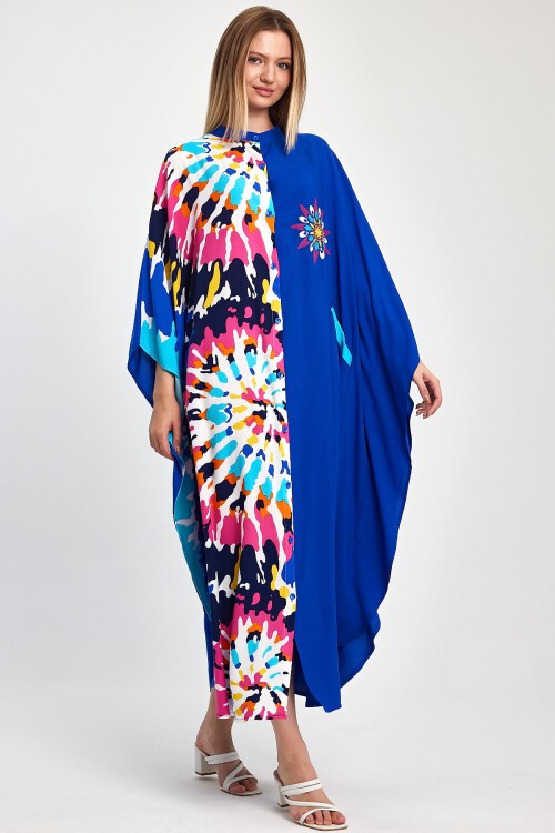 1076 Kadın Hakim Yaka Baskı Ve Nakış Detaylı Cepli Büyük Beden Gömlek Elbise