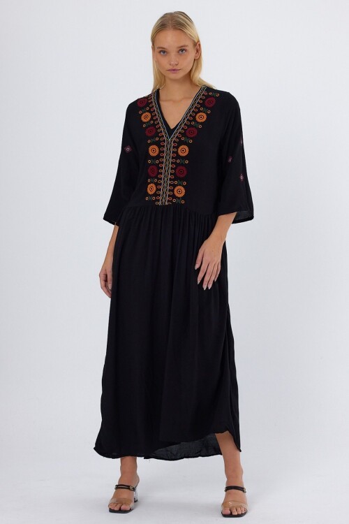 8176 Siyah Çiçek Nakışlı Tessettür Elbise