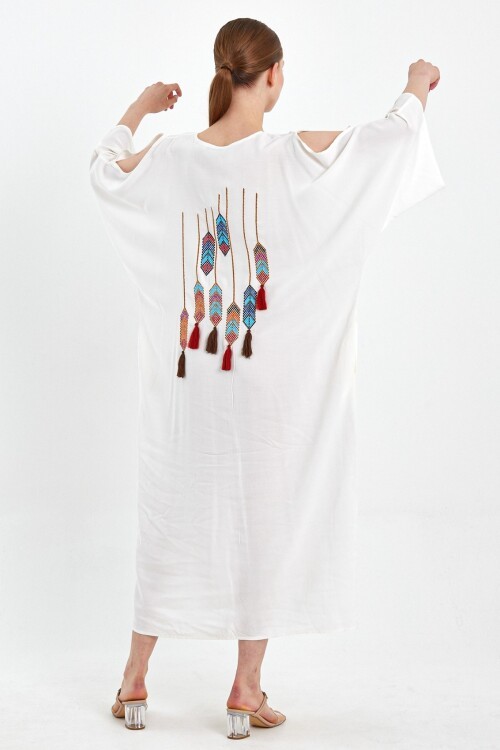 8183 Beyaz Arka Etnik Nakışlı Gömlek Elbise