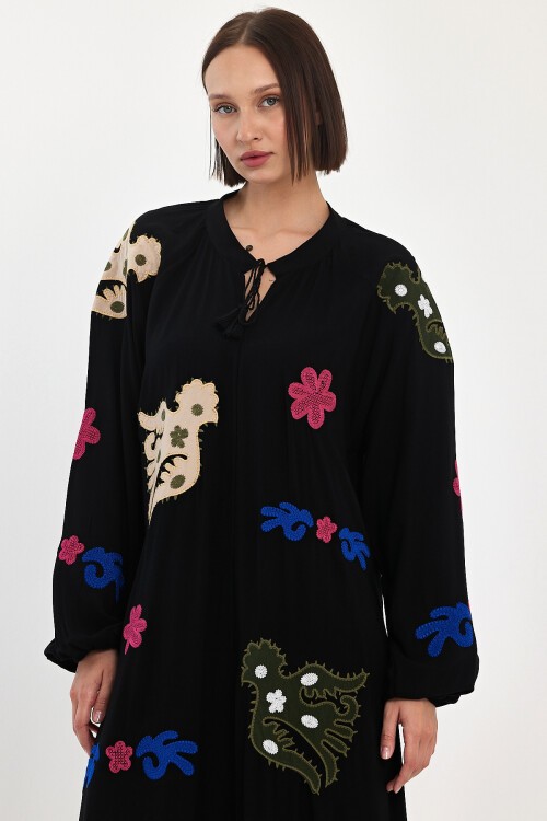 915 Siyah Kadın Bisiklet Yaka Bağcıklı Aplike Detaylı Uzun Viskon Elbise