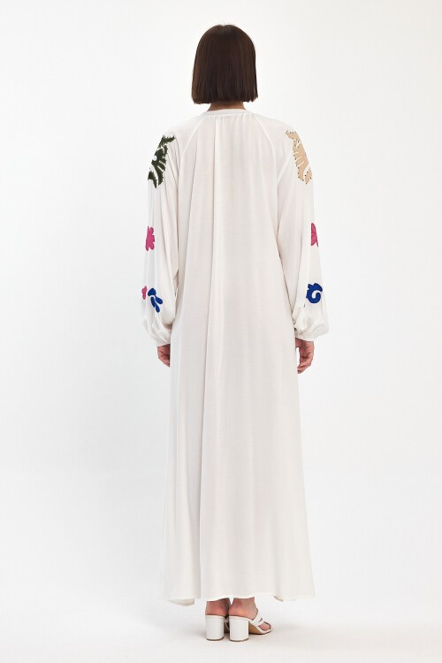 915 Beyaz Kadın Bisiklet Yaka Bağcıklı Aplike Detaylı Uzun Viskon Elbise