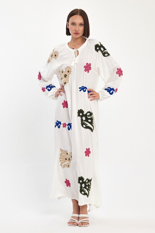 915 Beyaz Kadın Bisiklet Yaka Bağcıklı Aplike Detaylı Uzun Viskon Elbise