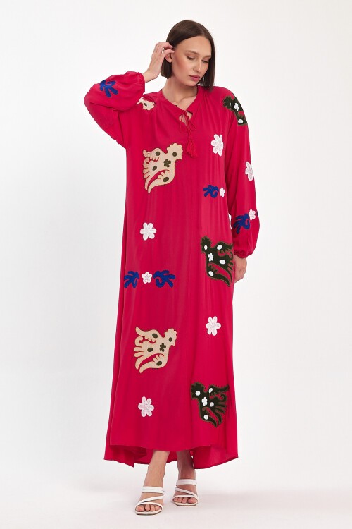 915 Fuşya Kadın Bisiklet Yaka Bağcıklı Aplike Detaylı Uzun Viskon Elbise