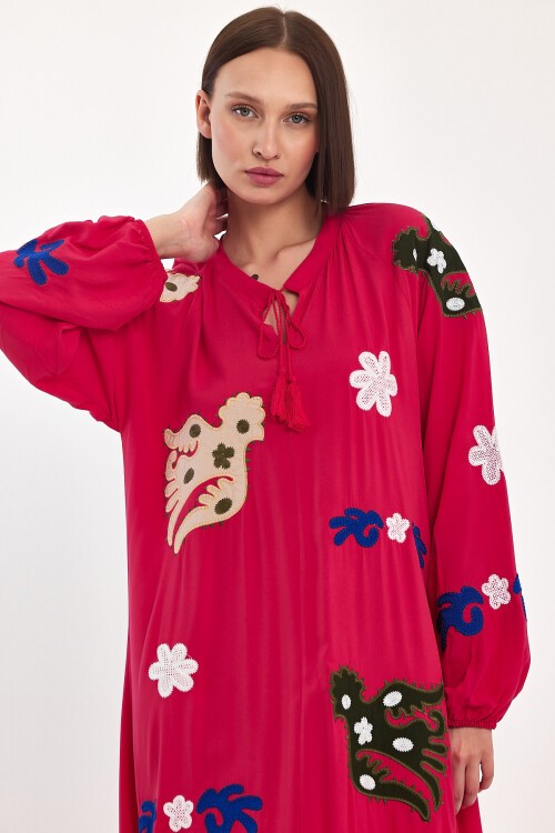 915 Fuşya Kadın Bisiklet Yaka Bağcıklı Aplike Detaylı Uzun Viskon Elbise