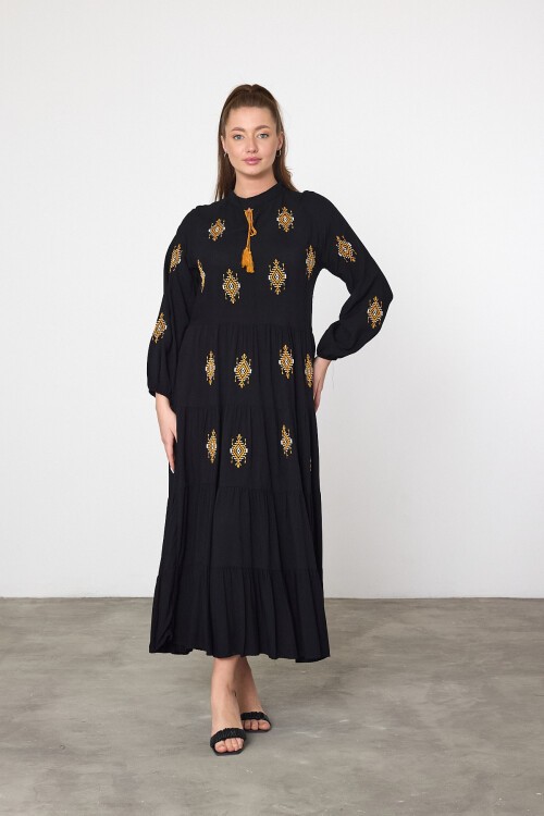 917 Siyah Kadın Bisiklet Yaka Bağcıklı Aplike Detaylı Uzun Viskon Elbise