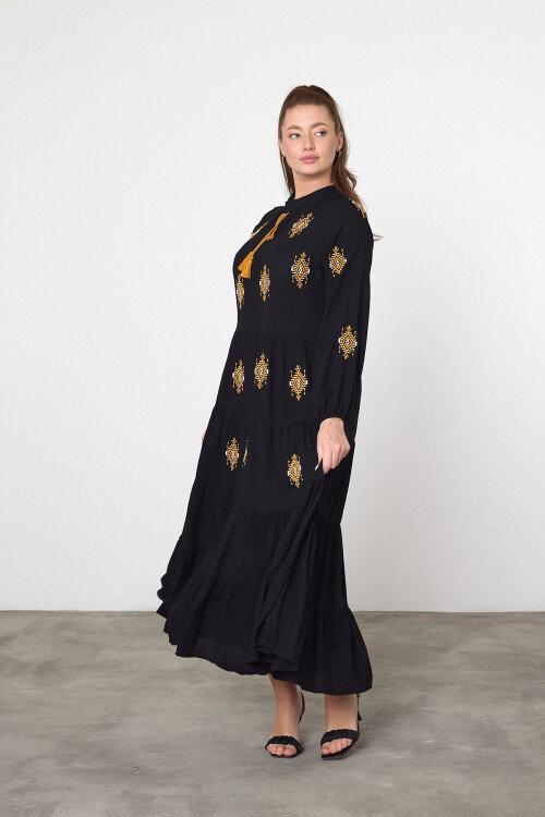 917 Siyah Kadın Bisiklet Yaka Bağcıklı Aplike Detaylı Uzun Viskon Elbise