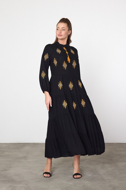 917 Siyah Kadın Bisiklet Yaka Bağcıklı Aplike Detaylı Uzun Viskon Elbise