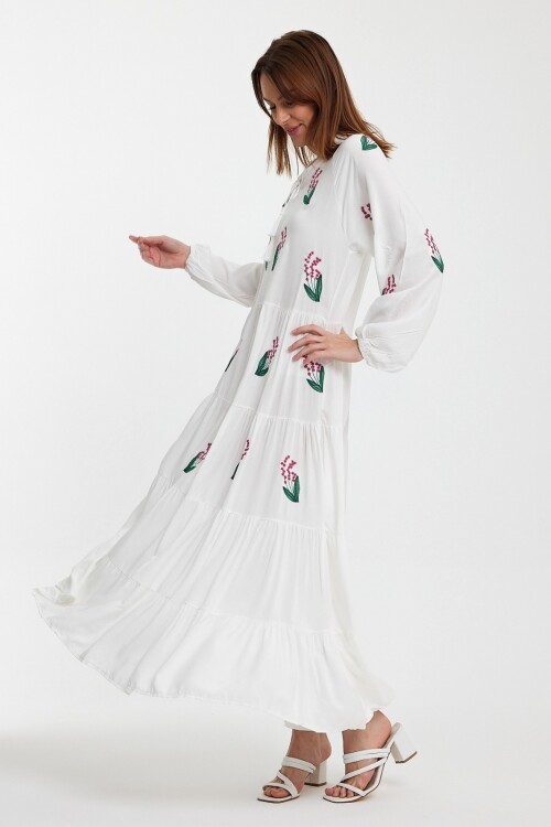 926 Beyaz Kadın Bisiklet Yaka Bağcıklı Nakış Detaylı Balon Kol Uzun Elbise