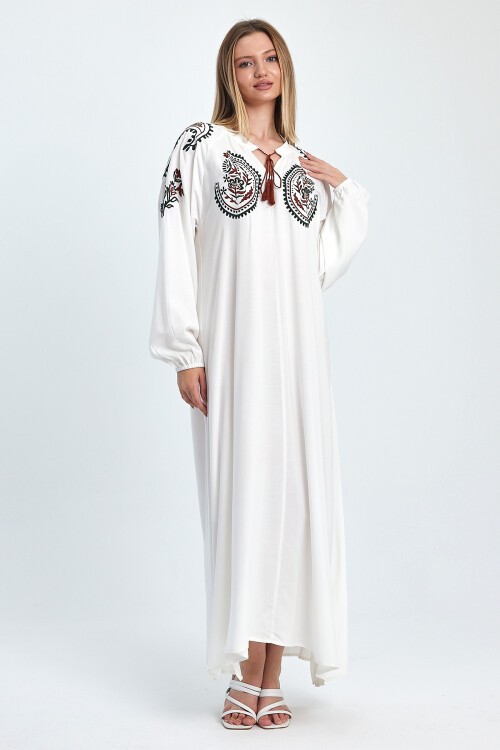 927 Beyaz Bisiklet Yaka Bağcıklı Nakış Detaylı Balon Kol Elbise