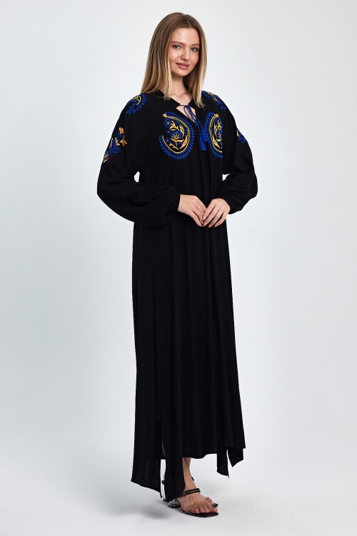 927 Siyah Bisiklet Yaka Bağcıklı Nakış Detaylı Balon Kol Elbise