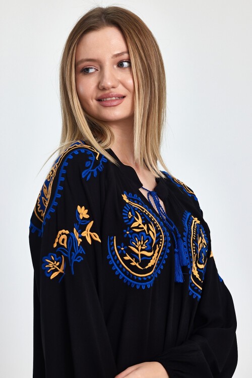 927 Siyah Bisiklet Yaka Bağcıklı Nakış Detaylı Balon Kol Elbise