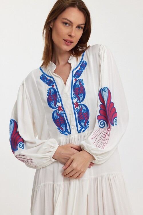 942 Beyaz Kadın Bisiklet Yaka Bağcıklı Nakış Detaylı Balon Kol Uzun Elbise