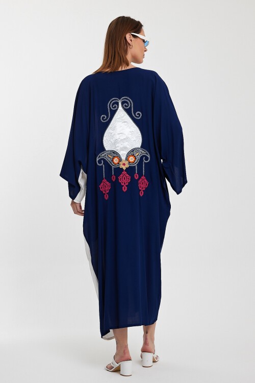 956 Lacivert Beyaz Sırt Nakış Detaylı Büyük Beden Viskon Elbise