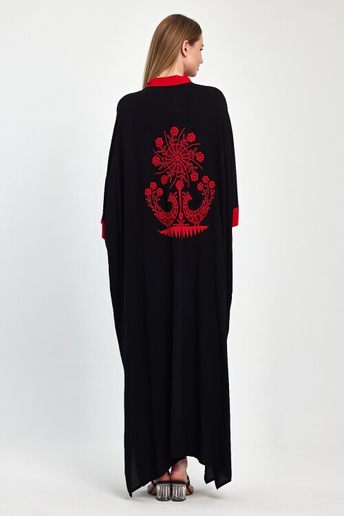 957 Siyah Kırmızı Yarım Kapamalı Sırt Nakış Detaylı Büyük Beden Viskon Elbise