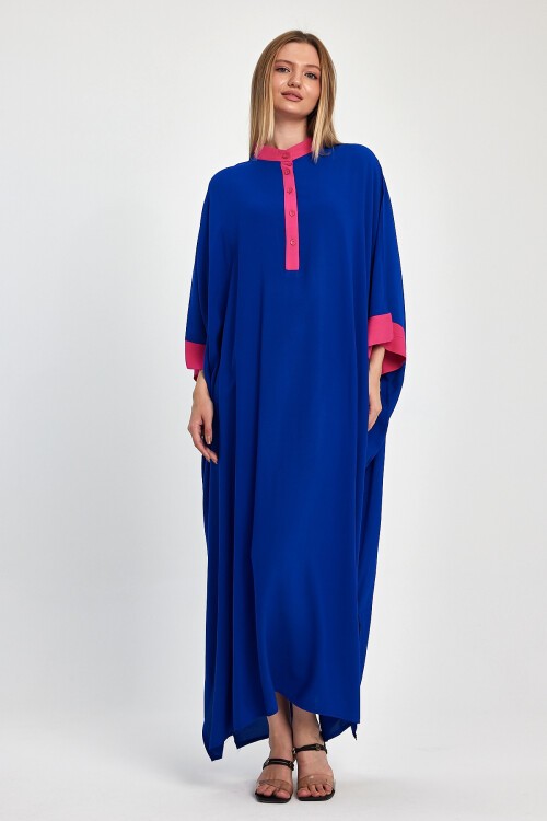 957 Saks Mavi Pembe Yarım Kapamalı Sırt Nakış Detaylı Büyük Beden Viskon Elbise