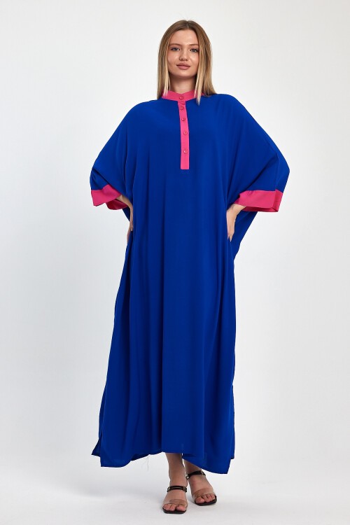 957 Saks Mavi Pembe Yarım Kapamalı Sırt Nakış Detaylı Büyük Beden Viskon Elbise