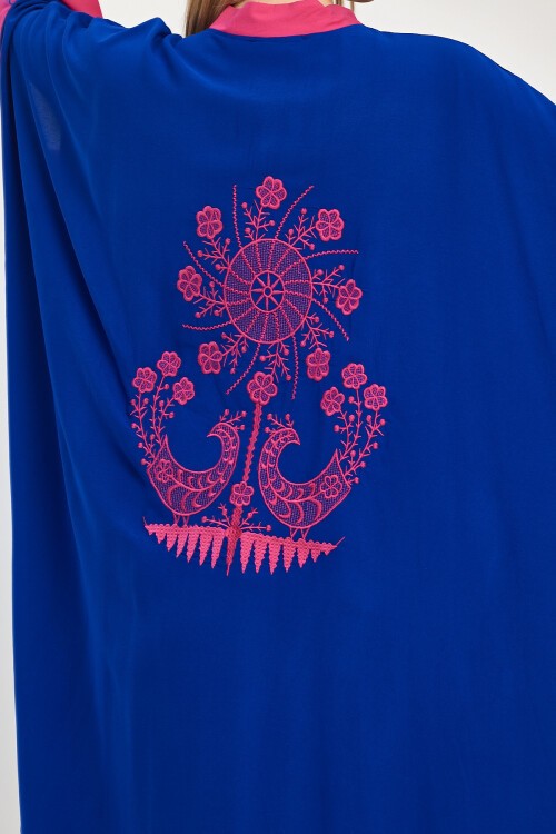 957 Saks Mavi Pembe Yarım Kapamalı Sırt Nakış Detaylı Büyük Beden Viskon Elbise