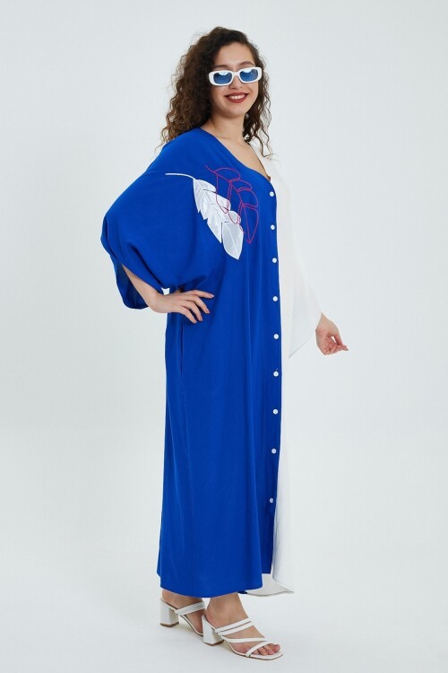 960 Mavi - Beyaz Tüy Nakışlı Gömlek Elbise