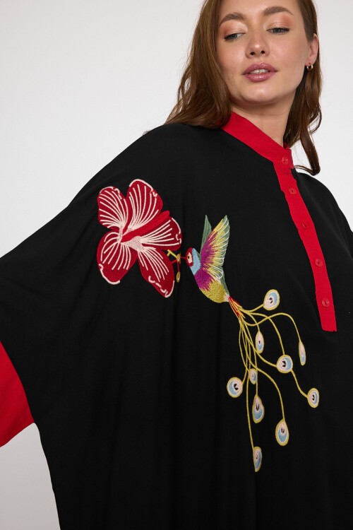 978 Siyah Kuş Nakışlı Yarım Kapamalı Büyük Beden Elbise