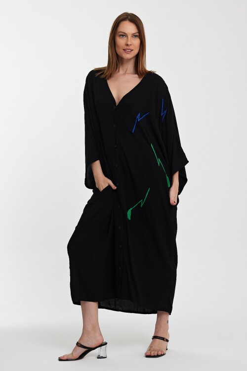 989 Siyah Nakış Püskül Detaylı Büyük Beden Gömlek Elbise