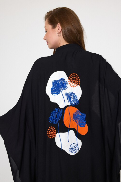 993 Siyah Beyaz Çiçek Nakışlı Büyük Beden Gömlek Elbise