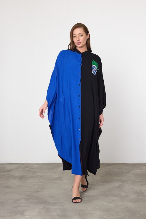 994 Siyah Saks Mavi Sırt Nakış Detaylı Büyük Beden Gömlek Elbise