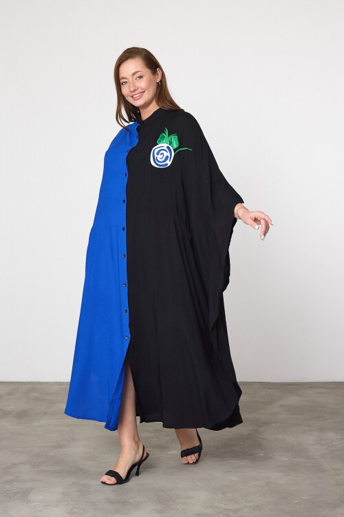 994 Siyah Saks Mavi Sırt Nakış Detaylı Büyük Beden Gömlek Elbise