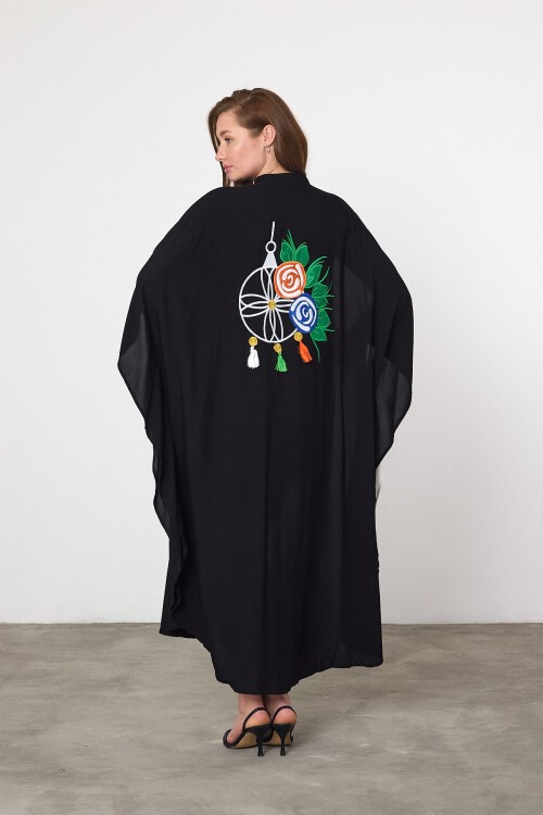 994 Siyah Beyaz Sırt Nakış Detaylı Büyük Beden Gömlek Elbise