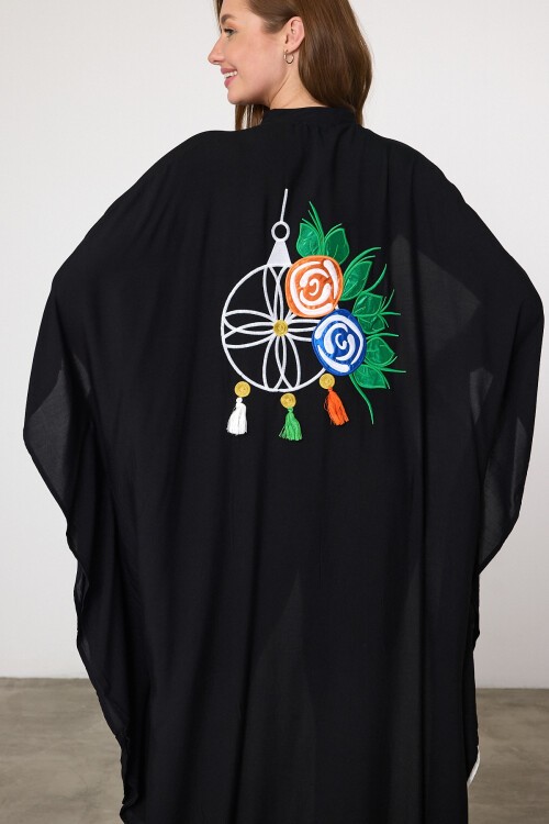 994 Siyah Beyaz Sırt Nakış Detaylı Büyük Beden Gömlek Elbise