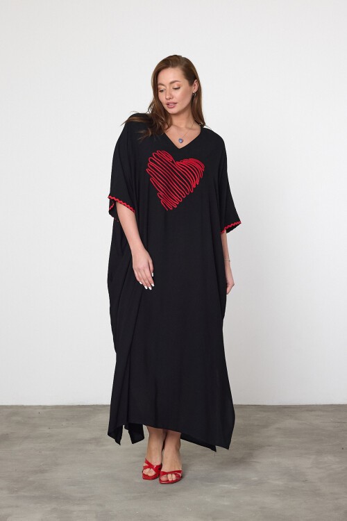 V034 Siyah Kadın V Yaka Kalp Nakış Detaylı Büyük Beden Elbise