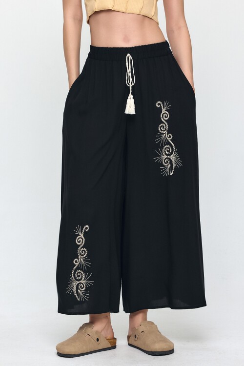 V030 Geniş Paça Bel Lastikli Otantik Nakış Detaylı Viskon Pantolon